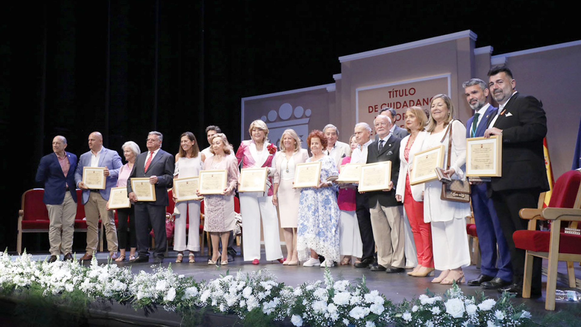 El Ayuntamiento reconoce la trayectoria personal y profesional de 15 vecinos del municipio con la entrega del título de Ciudadano Honorario