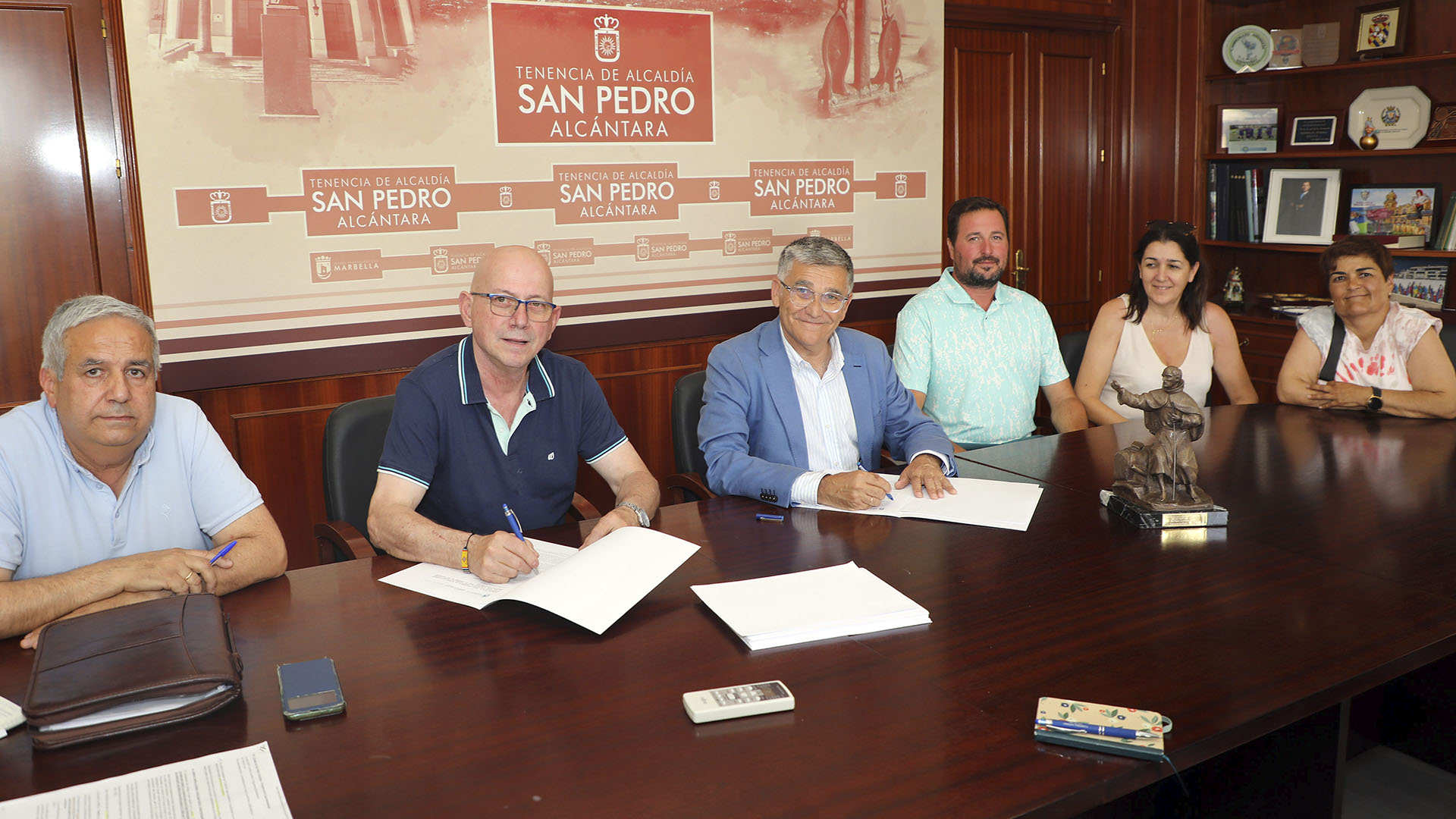 El Ayuntamiento firma un convenio con la cofradía de San Pedro Alcántara
