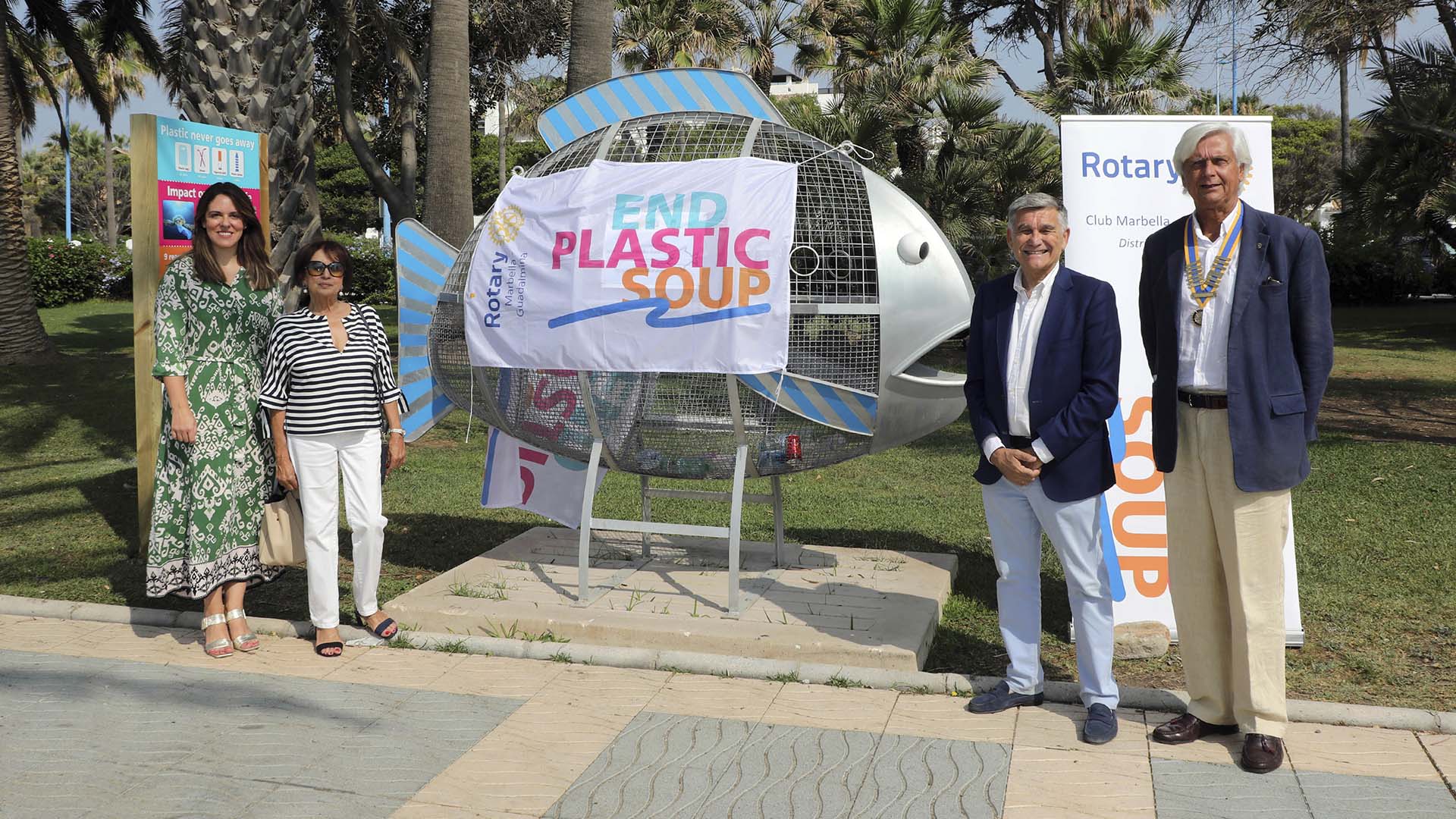 Rotary Club instala una escultura en forma de pez para depositar residuos plásticos