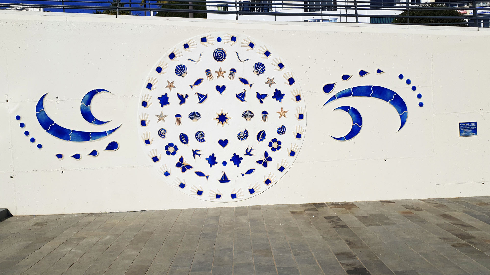 Bulevar San Pedro Alcántara estrena mural cerámico con motivos marinos