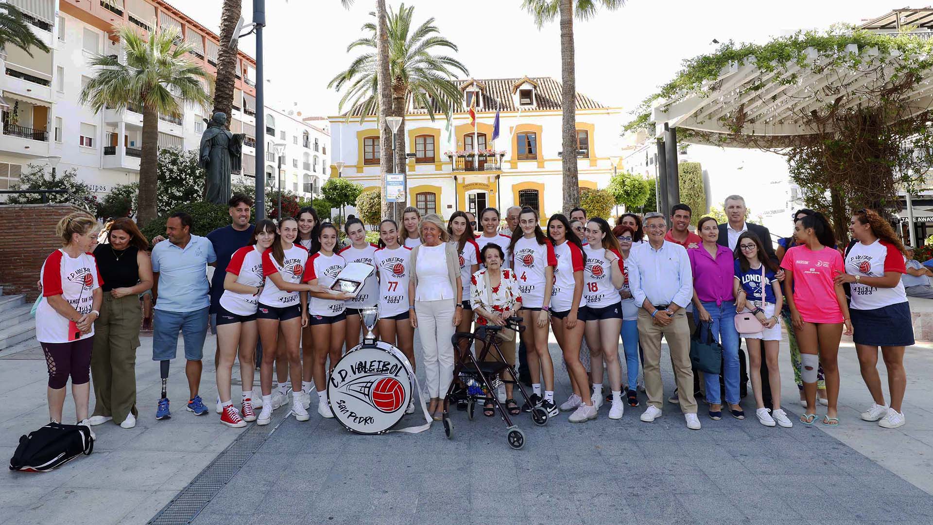 Recibimiento municipal del equipo cadete femenino del CD Voleibol San Pedro