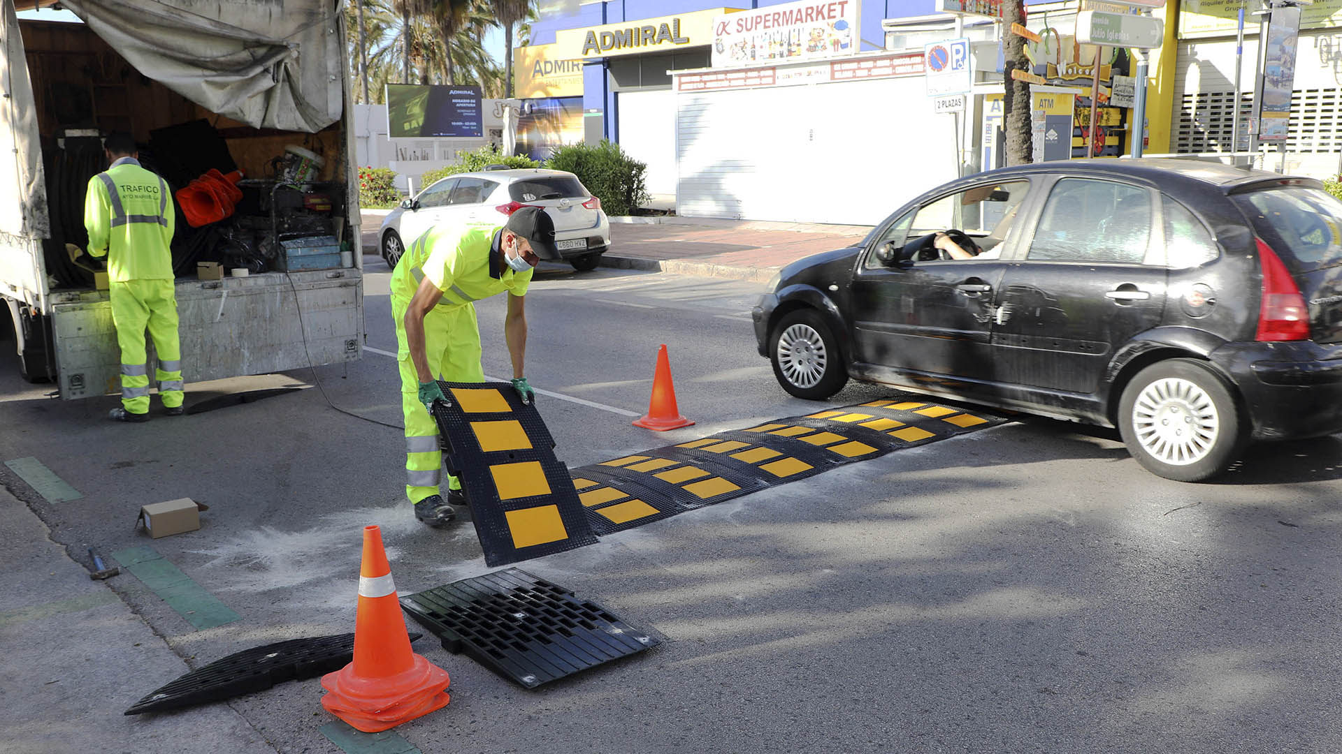 El Ayuntamiento instala 172 planchas repartidas en 14 puntos de bandas reductoras de velocidad en Puerto Banús