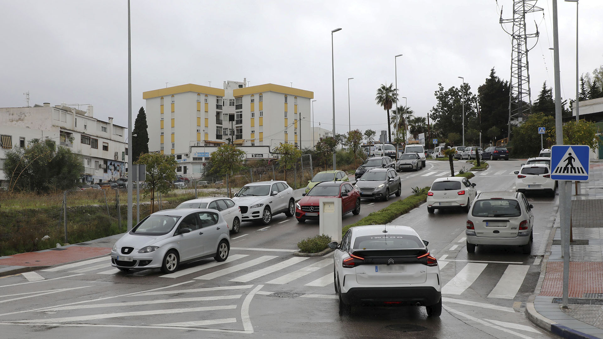 El Ayuntamiento reordena los aparcamientos en las calles Geranios, Bahía y Doña Juanita