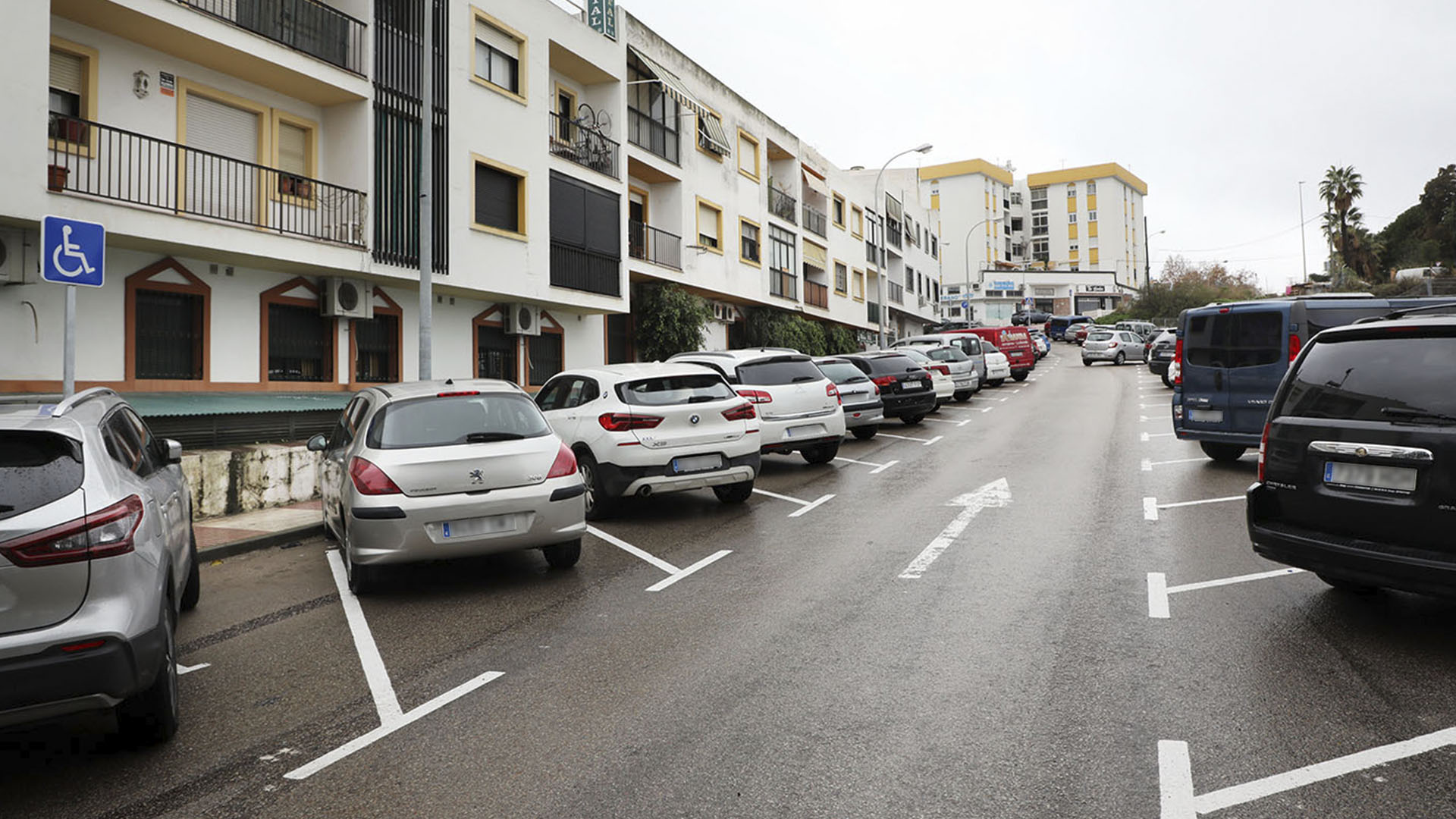 El Ayuntamiento reordena los aparcamientos en las calles Geranios, Bahía y Doña Juanita