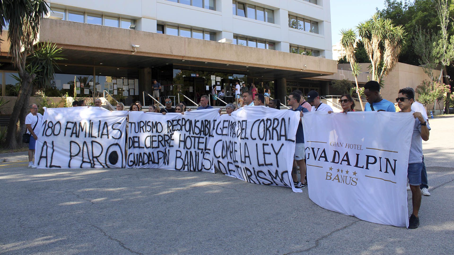 IU exige mantener los 180 puestos de trabajo del Hotel Guadalpín Banús